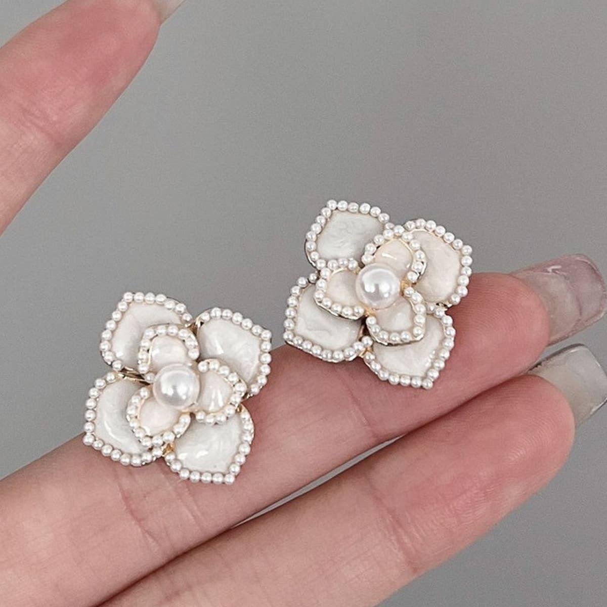 VINTAGE STYLE PEARL WHITE FLOWER STUD EARRINGS