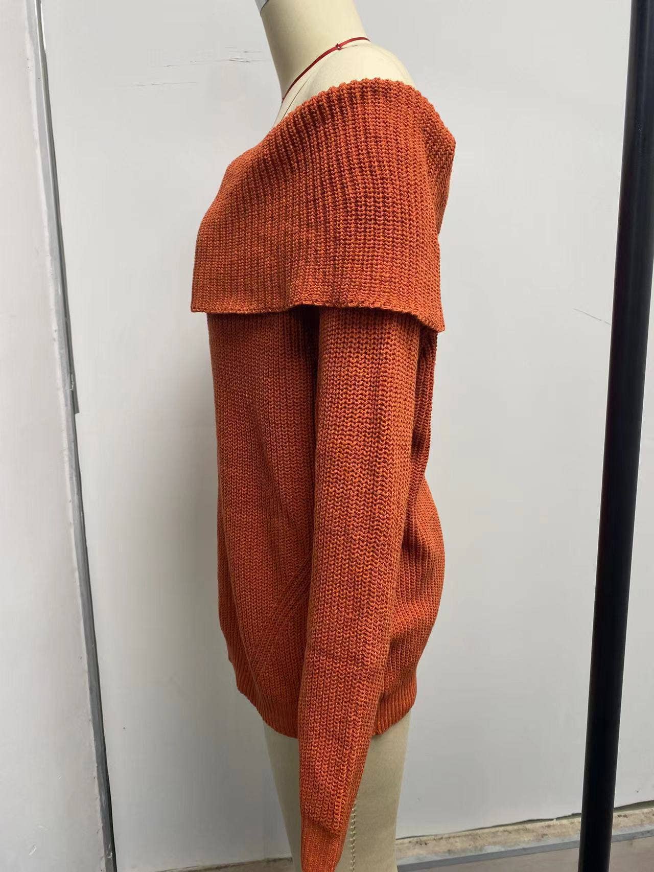 STRAPLESS SHOULDER SWEATER IN SOLID COLOR