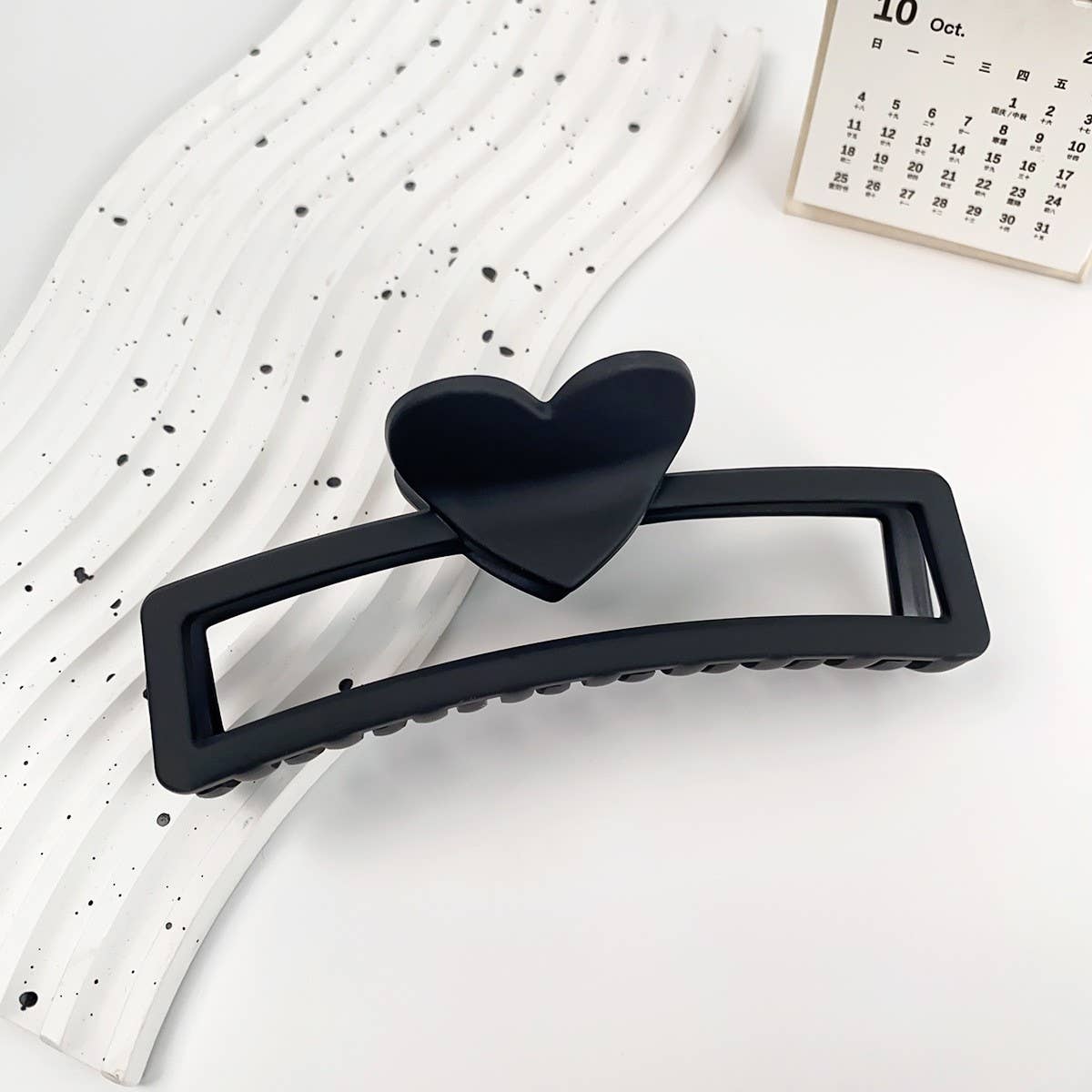 Versatile fashionable hollowed-out grab clip