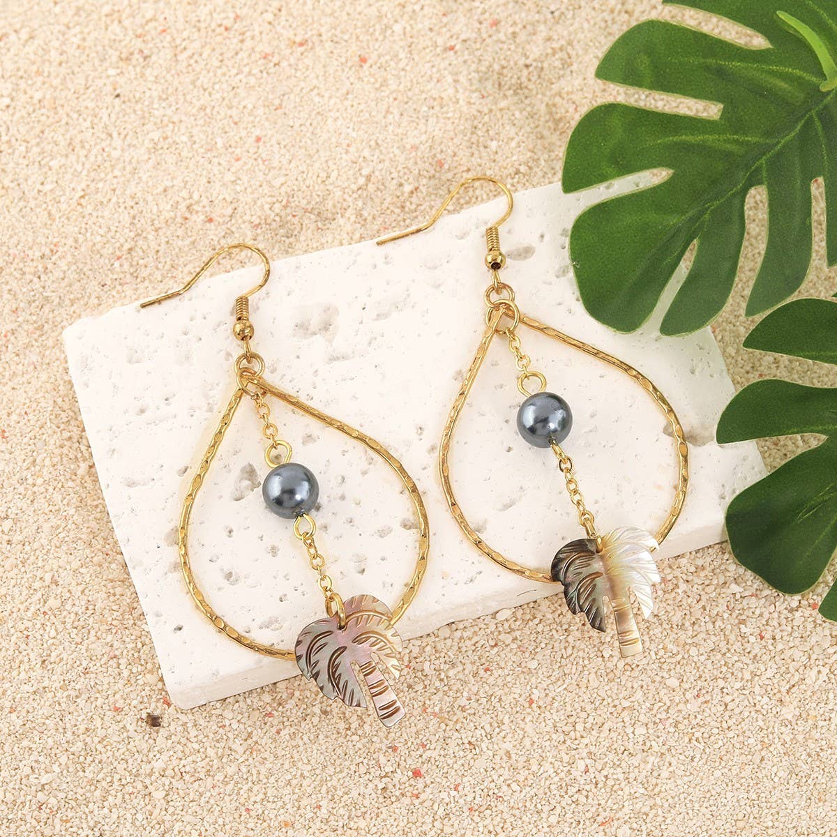 NICHE HOLLOW BLACK SHELL PALM TREE EARRINGS_CWMM4364