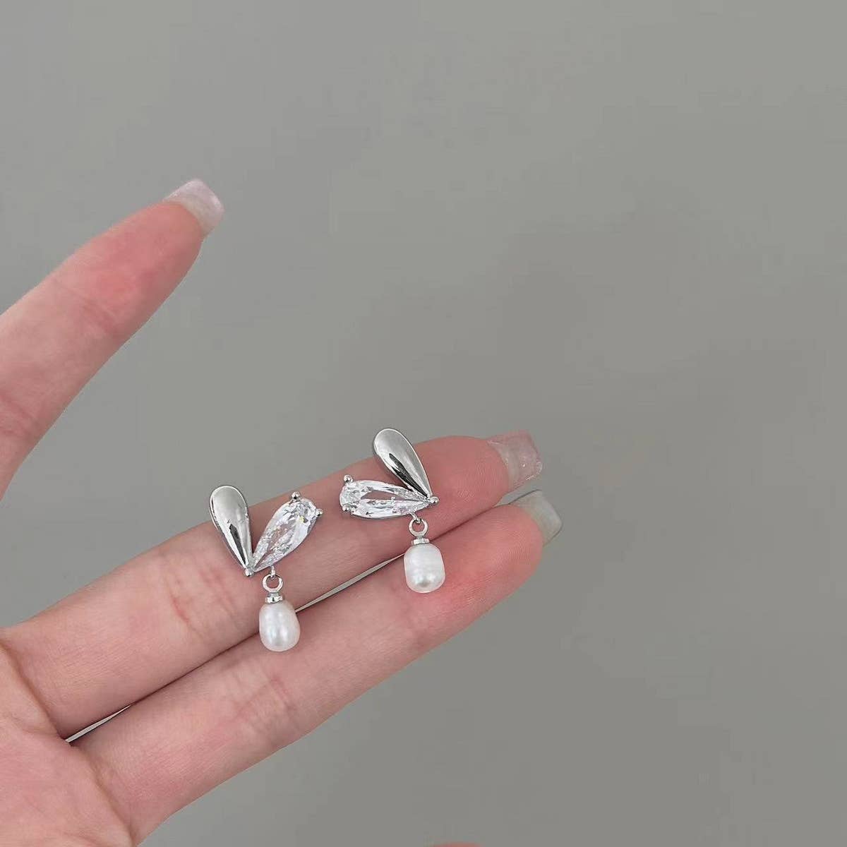 LOVE FRESHWATER PEARL STUD EARRINGS