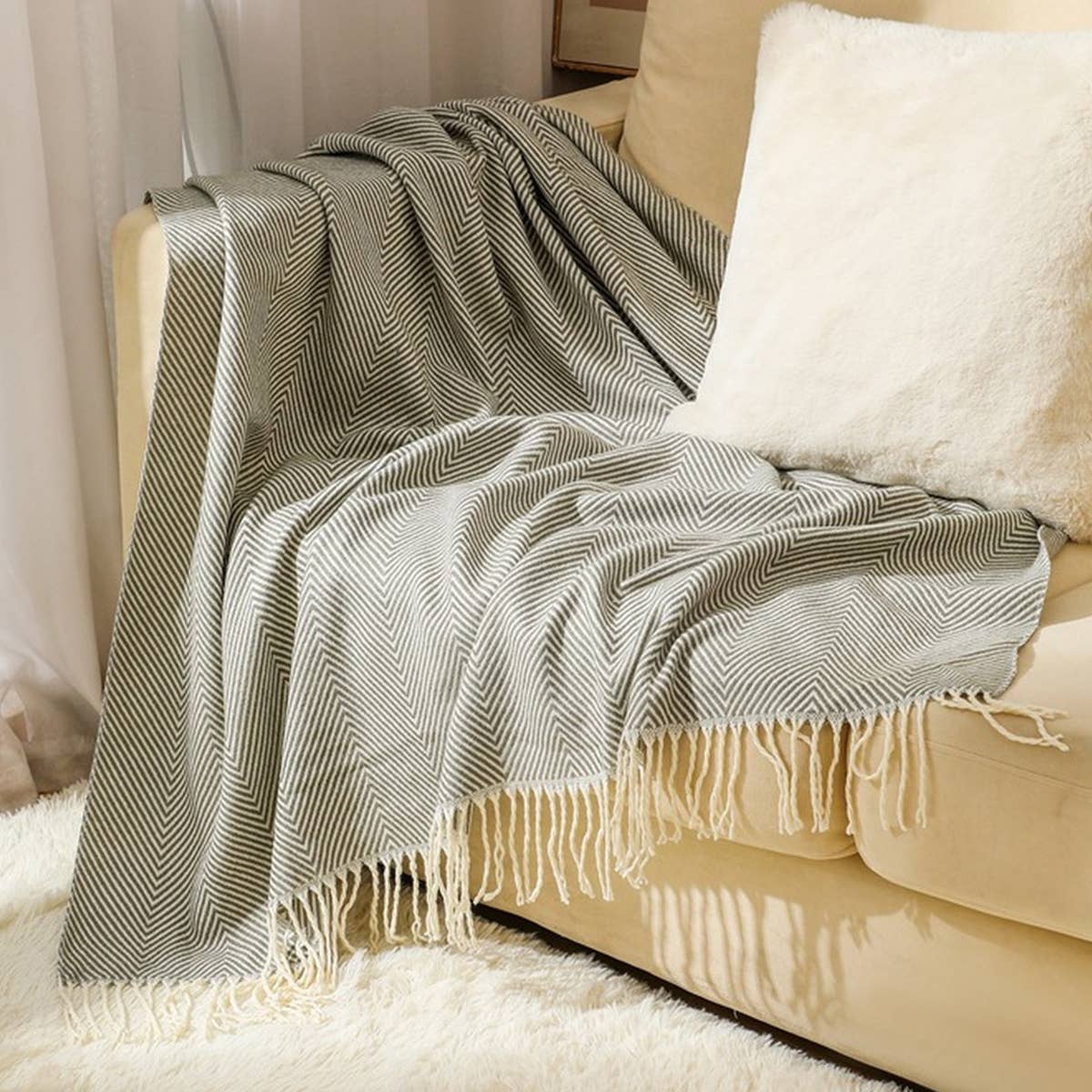 LIGHTWEIGHT COZY WOVEN BLANKET WITH TASSELS