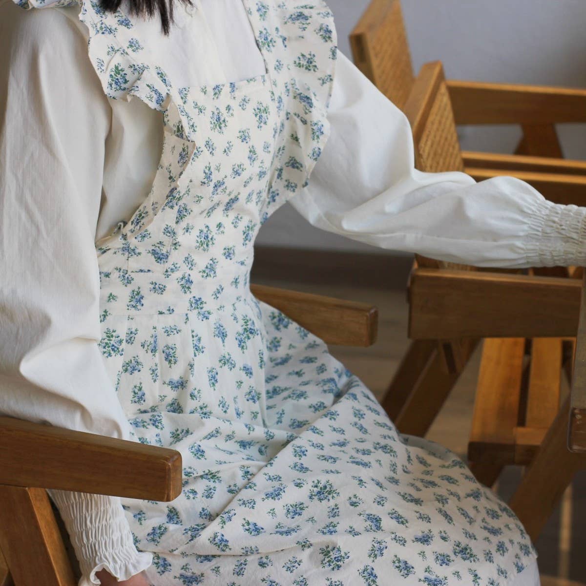 WASHED COTTON AND LINEN RUFFLED FLORAL APRON