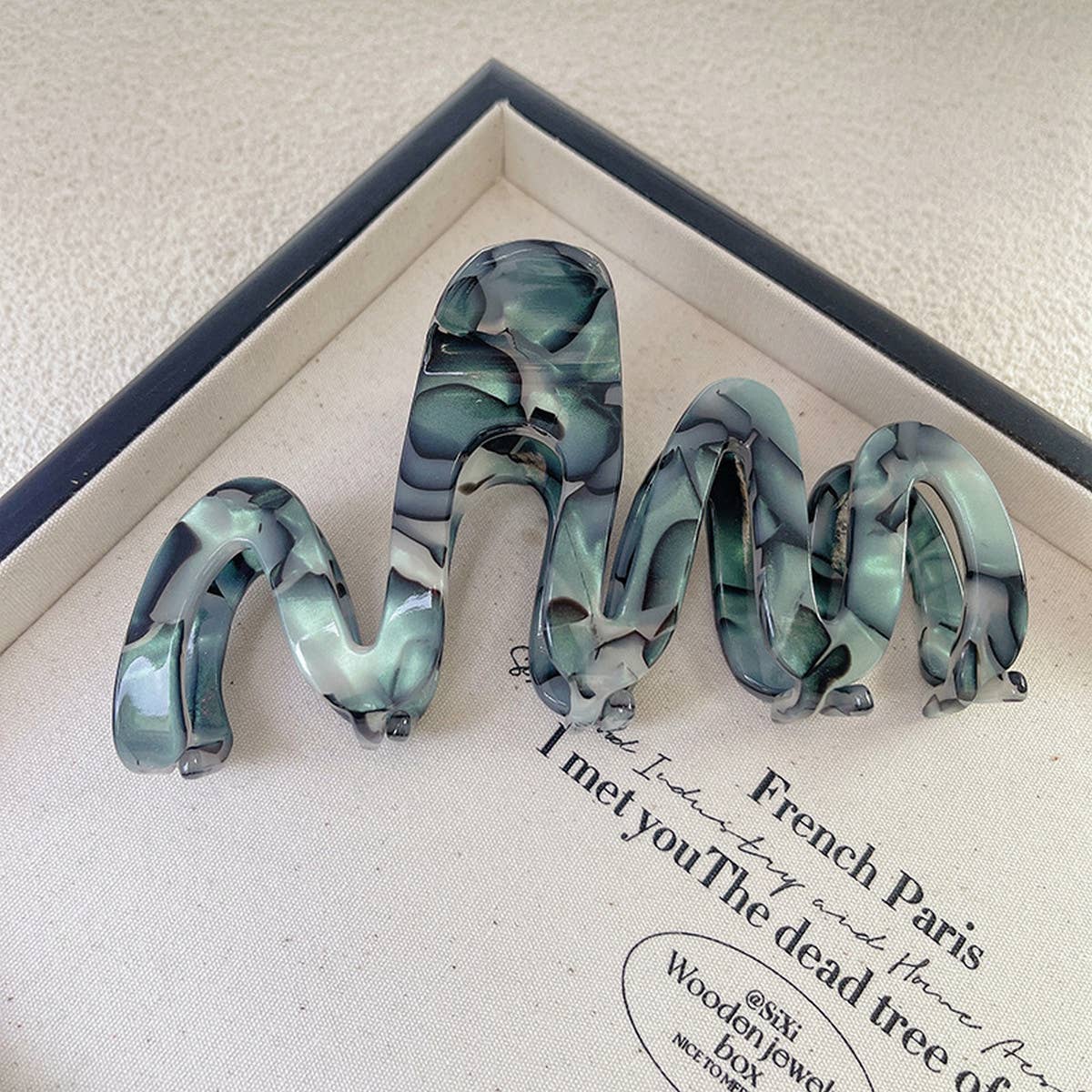 Wavy Hair Claw - Luxe Large Volume Shark Clip_CWAHA1337