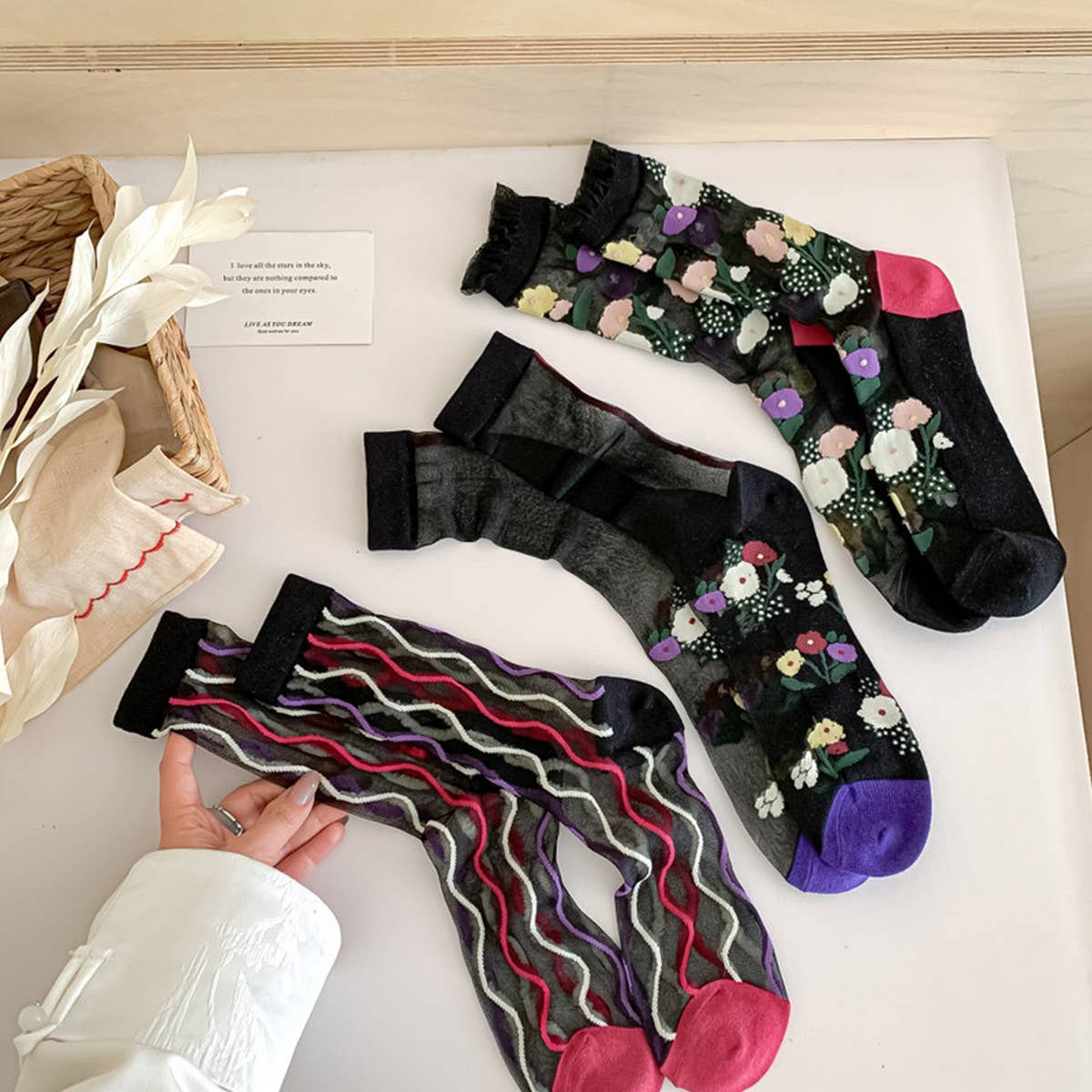 RETRO CASUAL FLORAL BLACK SOCKS_CWMS0562