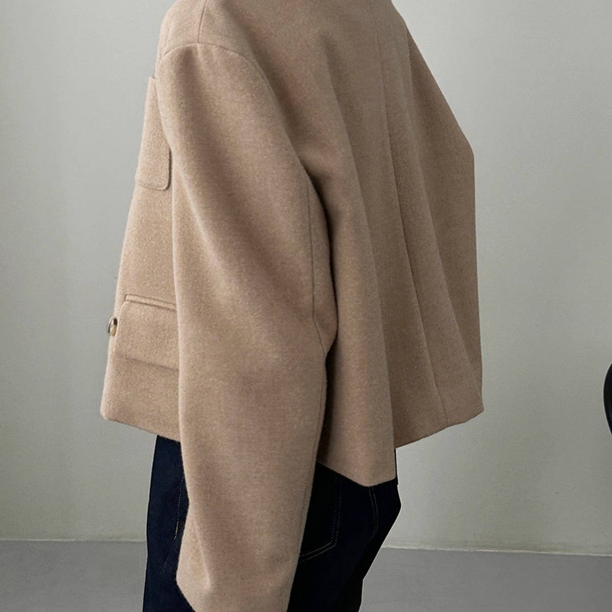 The foreign style goes with a short woolen coat