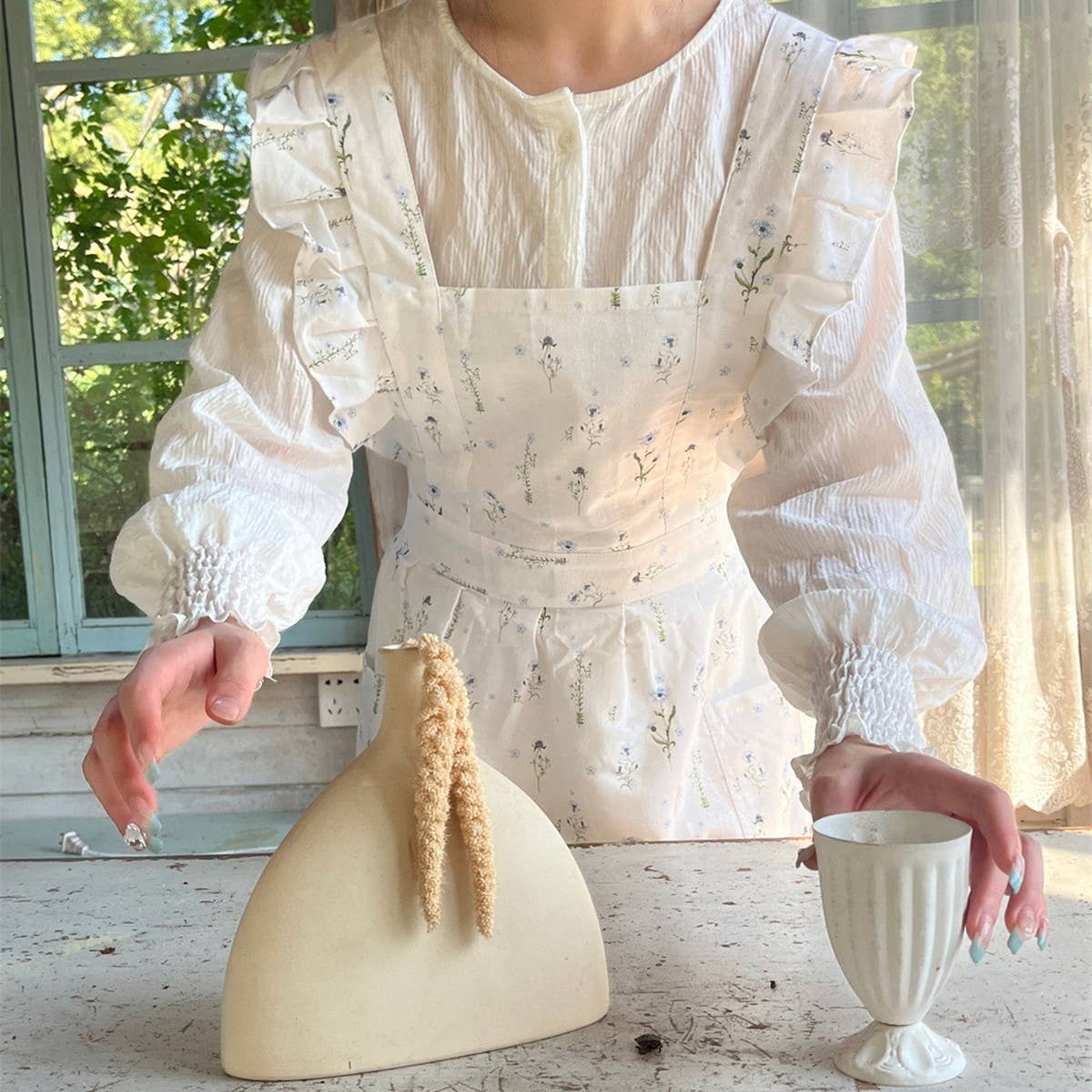 LINES,COTTON AND LINEN PRINTED RUFFLED FLORAL APRON