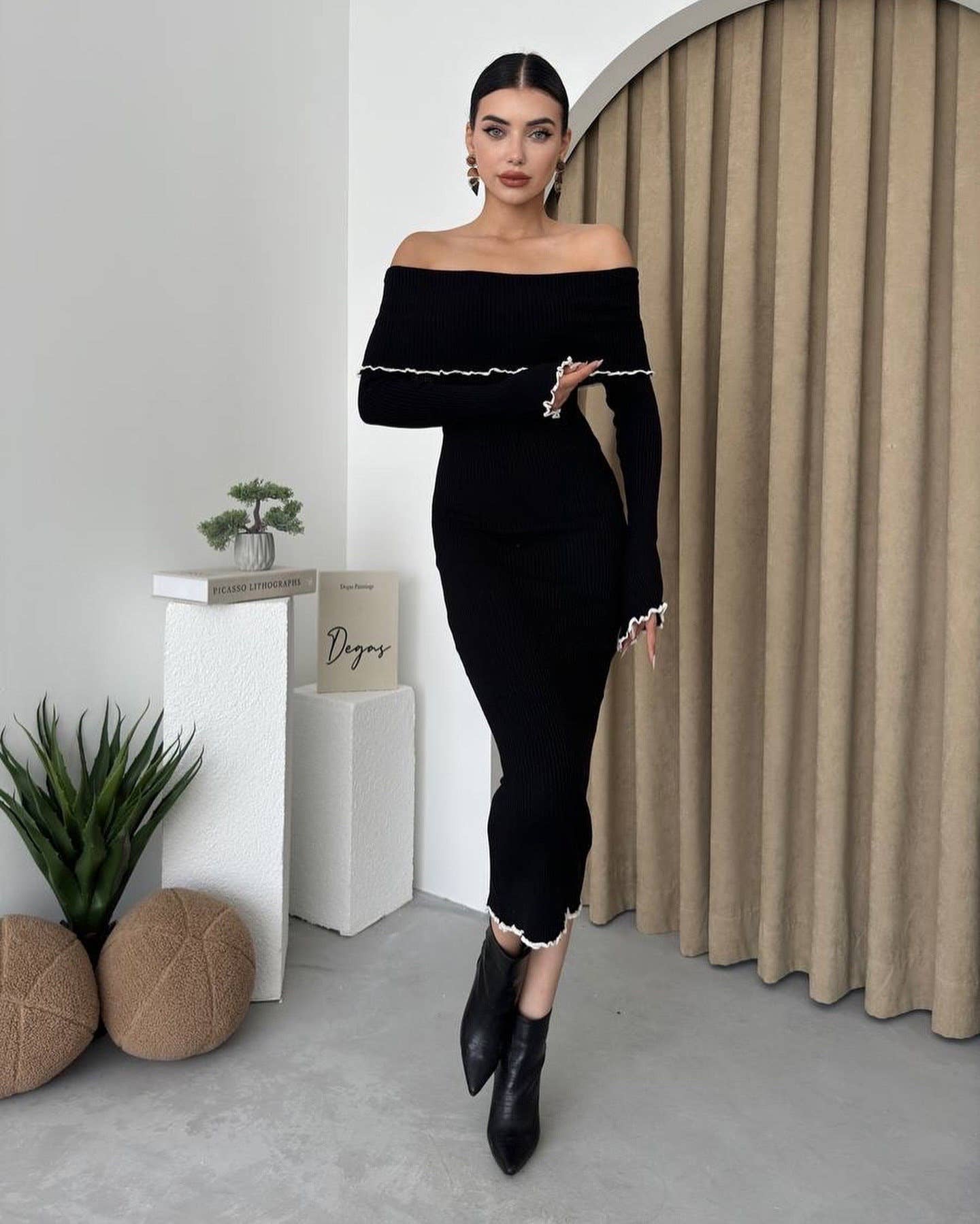 LONG-SLEEVED WOODEN EAR HEMMED HIP SHEATH DRESS