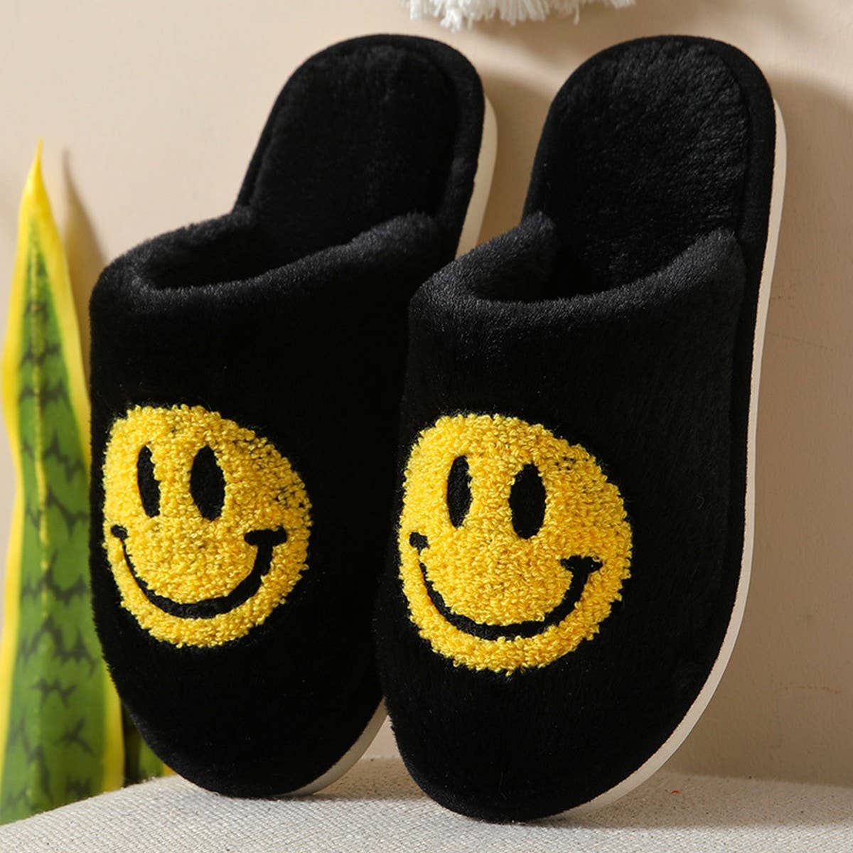 COZY SMILING FACE SLIPPERS FUZZY SLIPPERS WOMEN