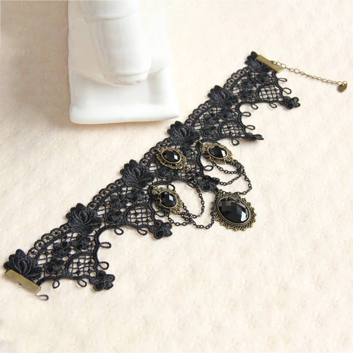 HALLOWEEN RETRO FLOWER CRYSTAL LACE SHORT NECKLACE