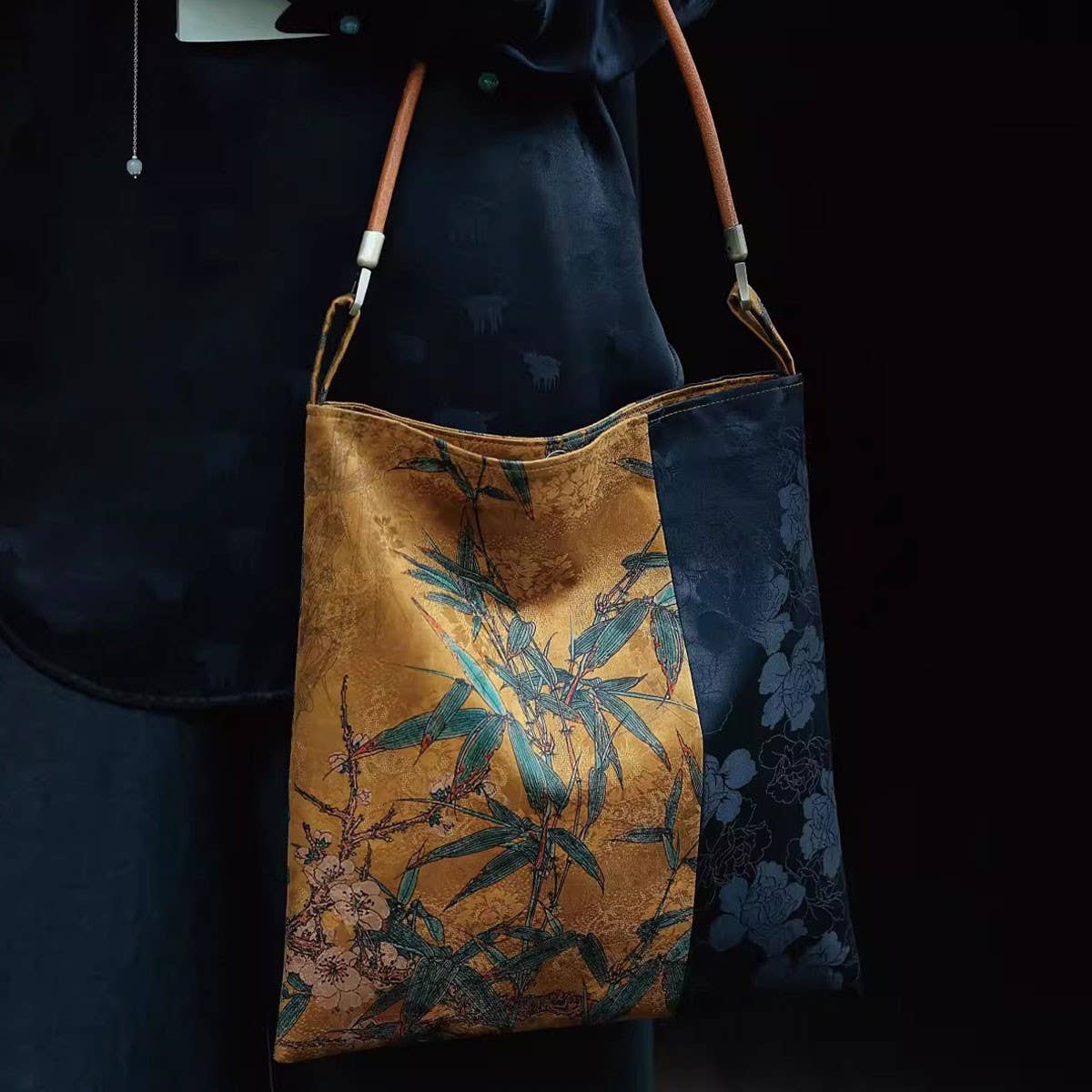 VERSATILE ART LARGE SHOULDER UNDERARM HANDBAG_CWAB4117