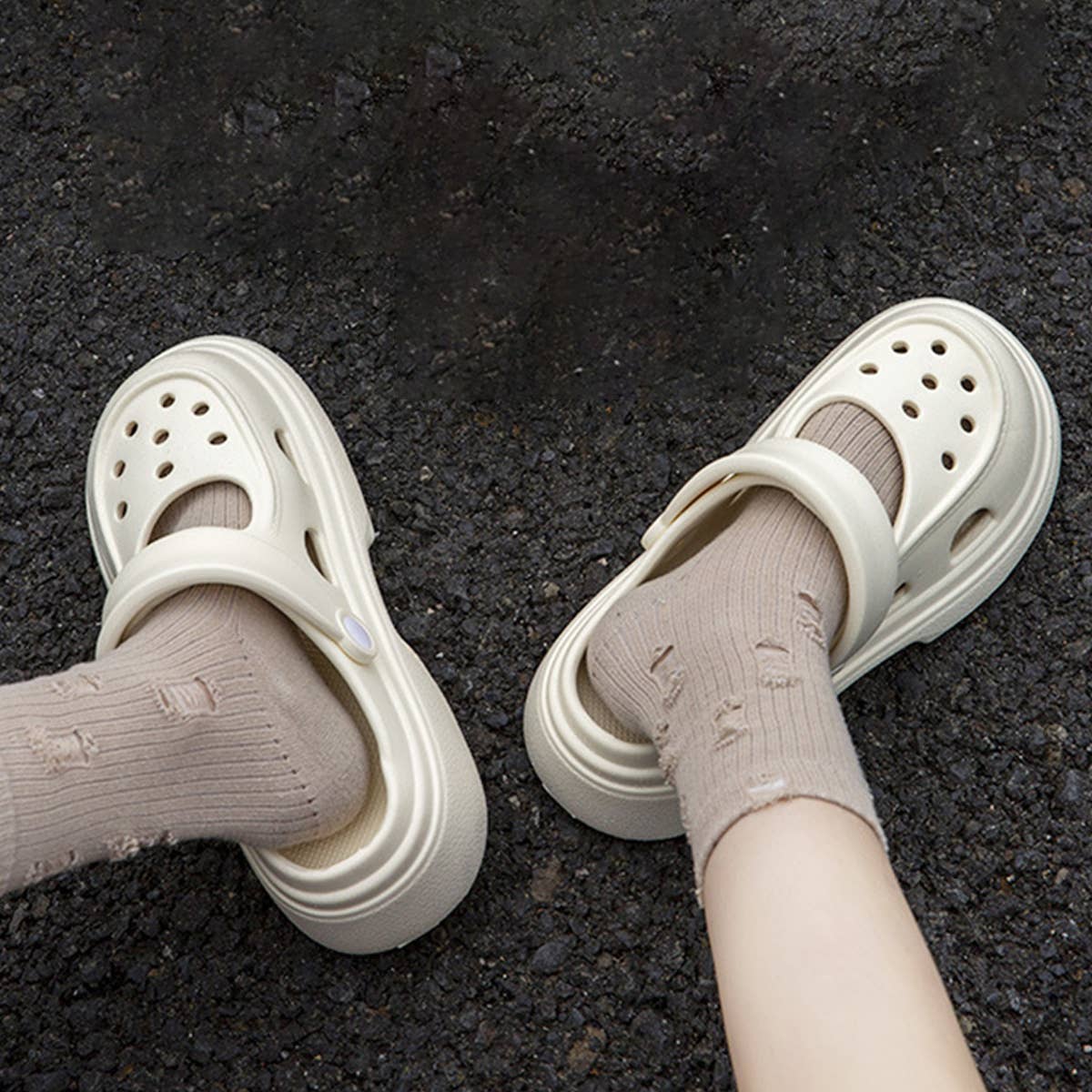 THICK-SOLED RETRO HOLE SANDALS