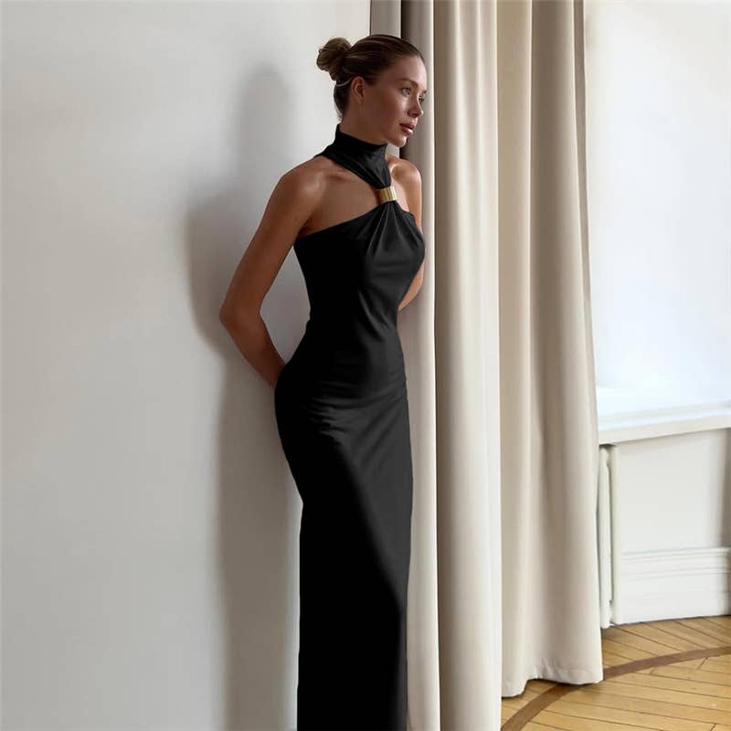 A body-hugging neck-hanging solid-color dress