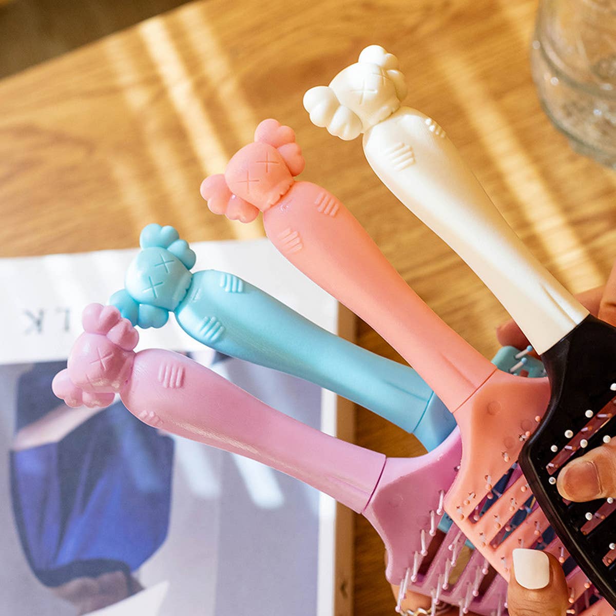 WOMEN WIDE-TOOTHED HAIR COMB WITH FLUFFY STYLING