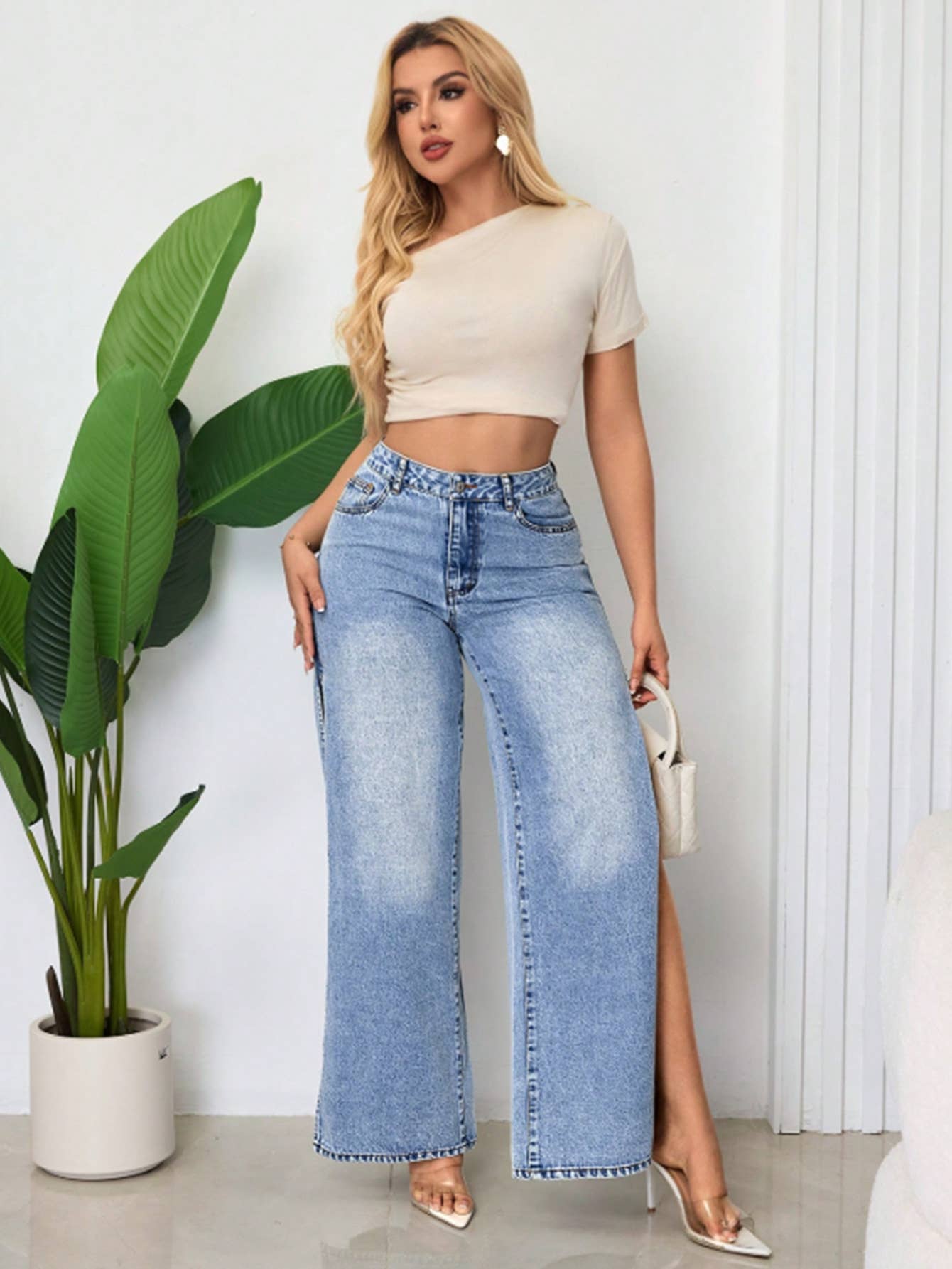 Broadly split vertical legs, loose cowboy pants