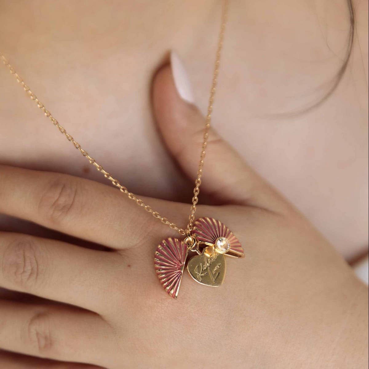FASHIONABLE HEART OPEN AND CLOSE BEE NECKLACE