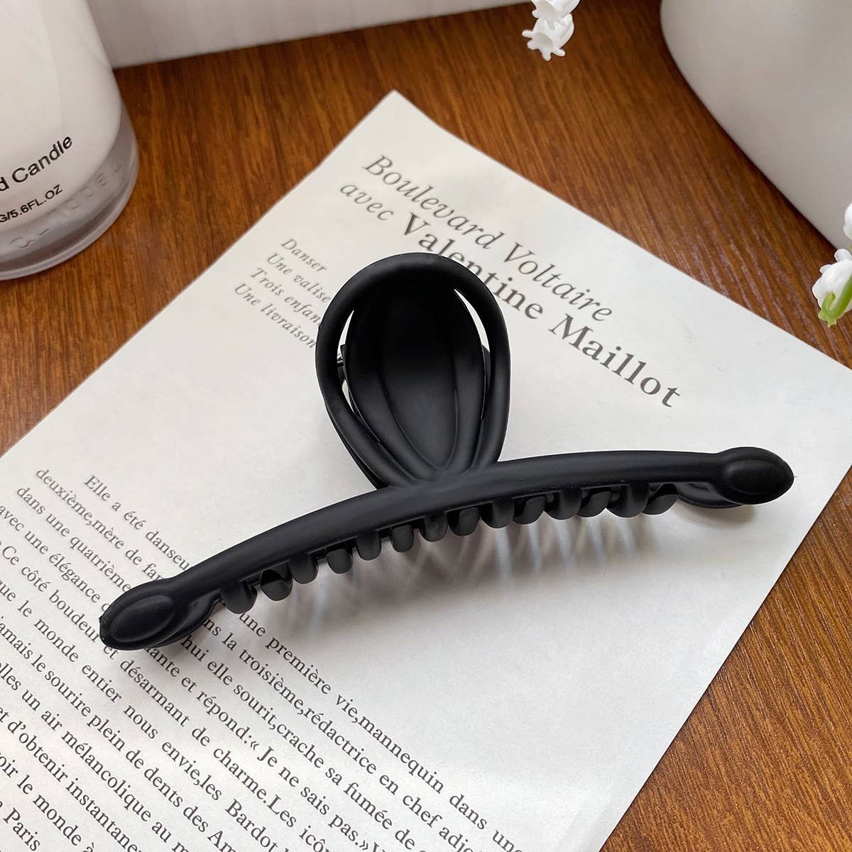 Versatile fashionable hollowed-out grab clip