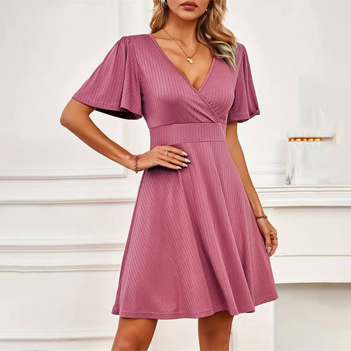 Solid color dress with pinched sleeves