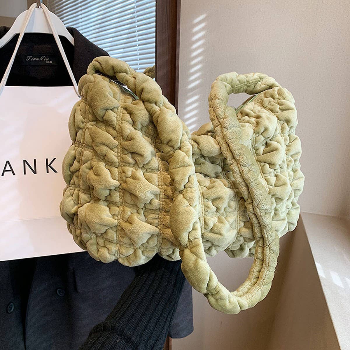 Velvet Puffy Cloud Shoulder Crossbody Bag_ WMBG6936-023