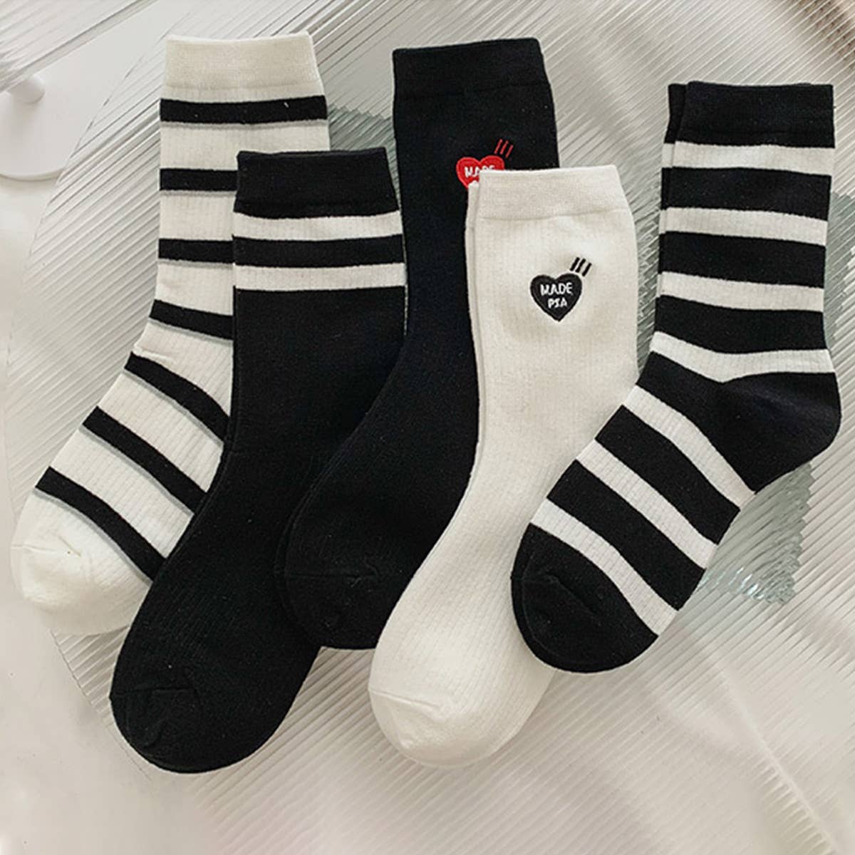 BLACK AND WHITE STRIPED HEART EMBROIDERED SOCKS_CWMS0997
