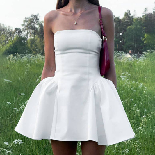 Short, form-fitting dress with a big swing