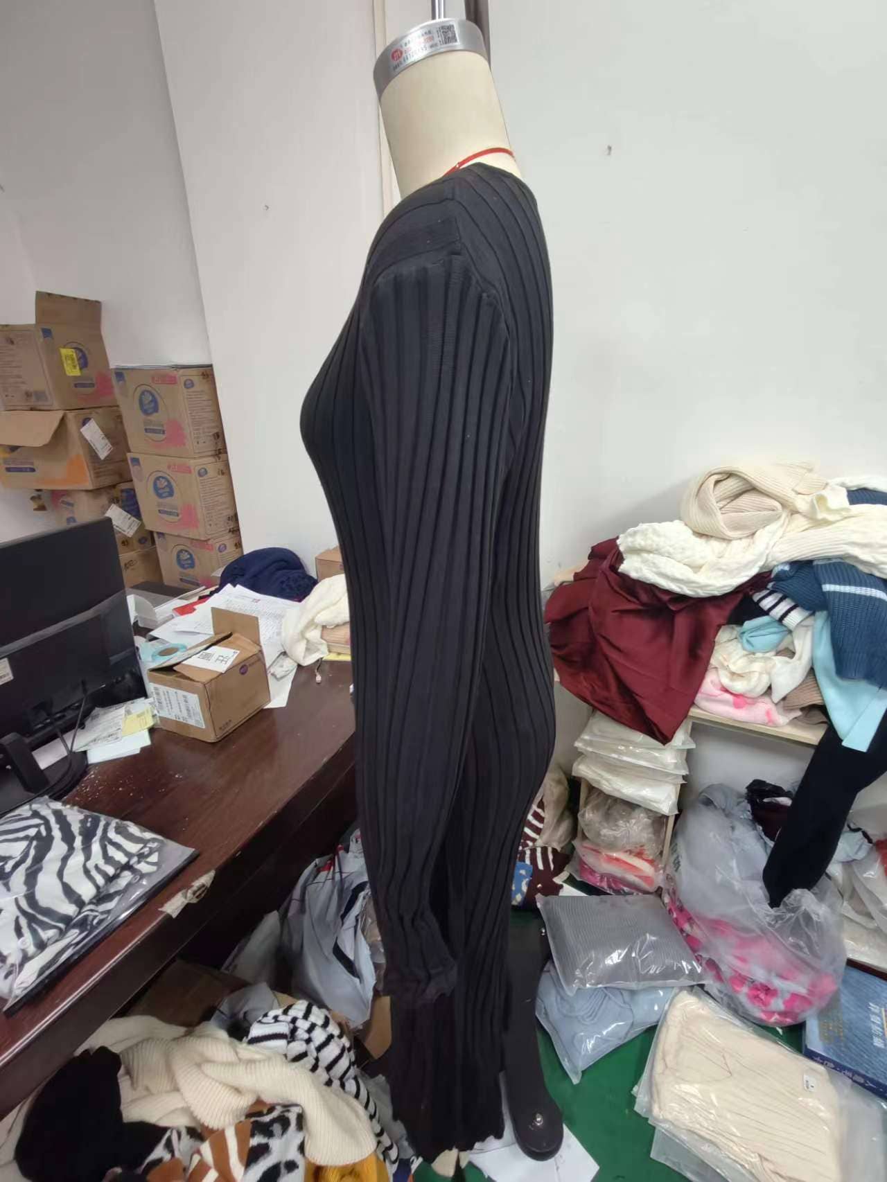 SLIM KNIT SKIRT WITH CASUAL WAIST AND V-NECK