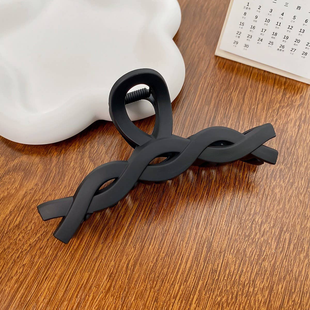 Versatile fashionable hollowed-out grab clip