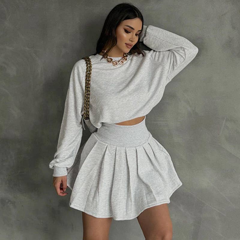 Long-sleeved sweatshirt and pleated skirt set