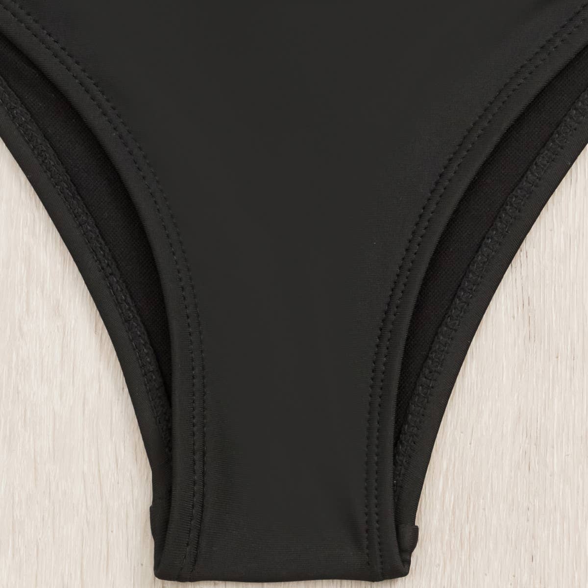 SOLID COLOR SUSPENDER ONE-PIECE SWIMSUIT_CWMW0299