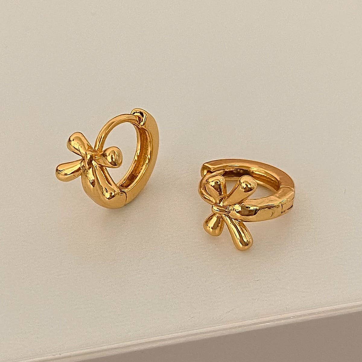 GENTLE AND VERSATILE HIGH-END SIMPLE BOW EARRINGS