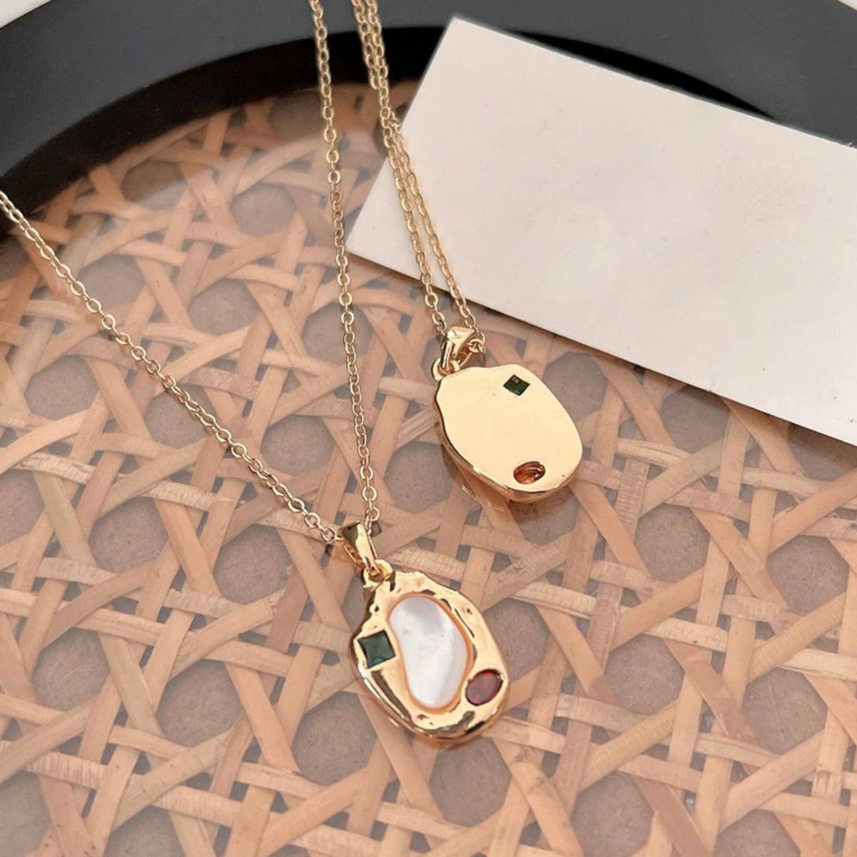 IRREGULAR GEOMETRIC SHELL PENDANT NECKLACE
