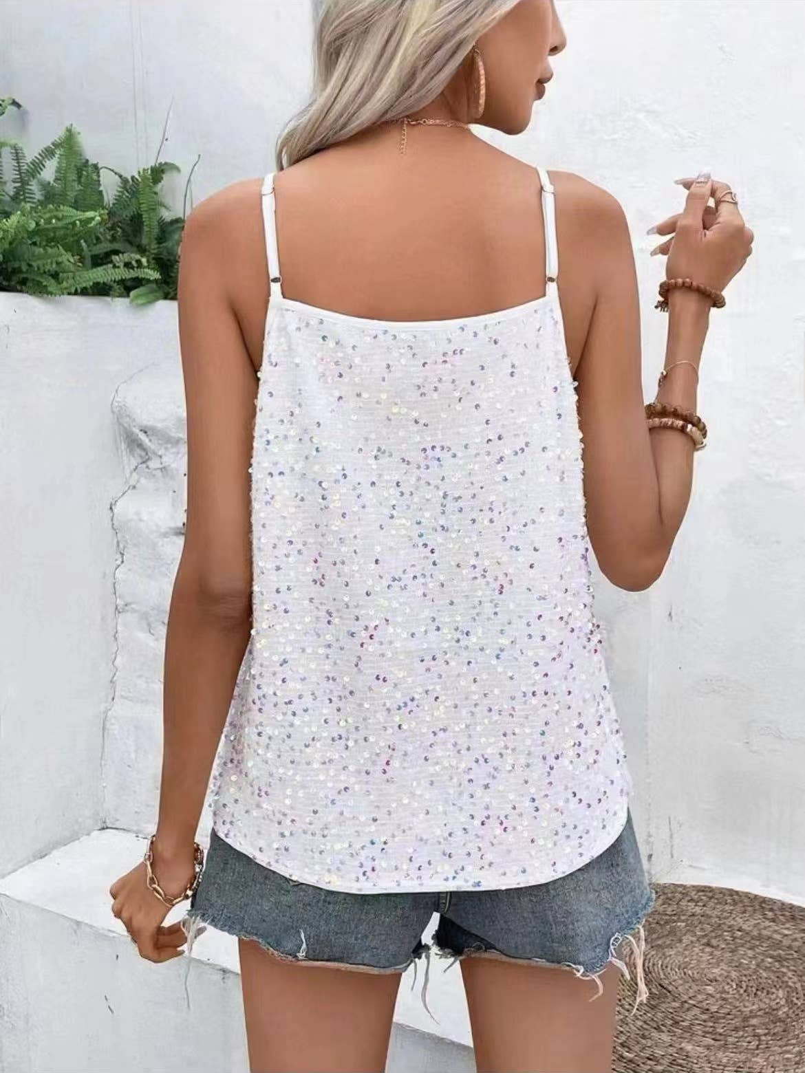 V-neck glitter with a tank blouse