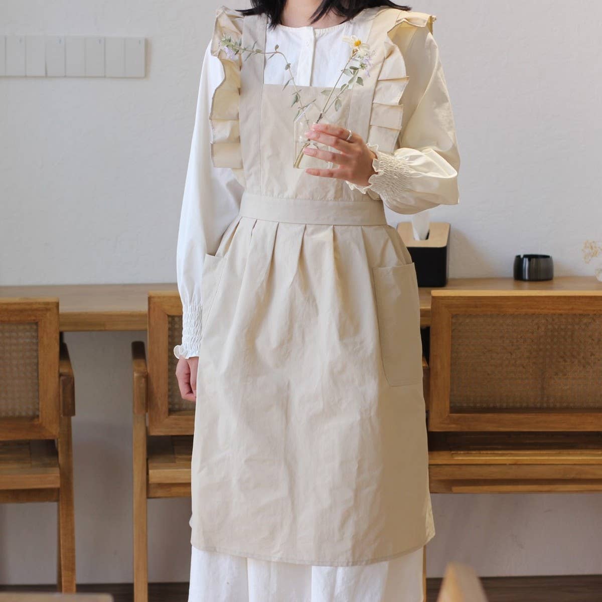 WATER-RESISTANT NYLON FLORAL RUFFLE CROSS APRON