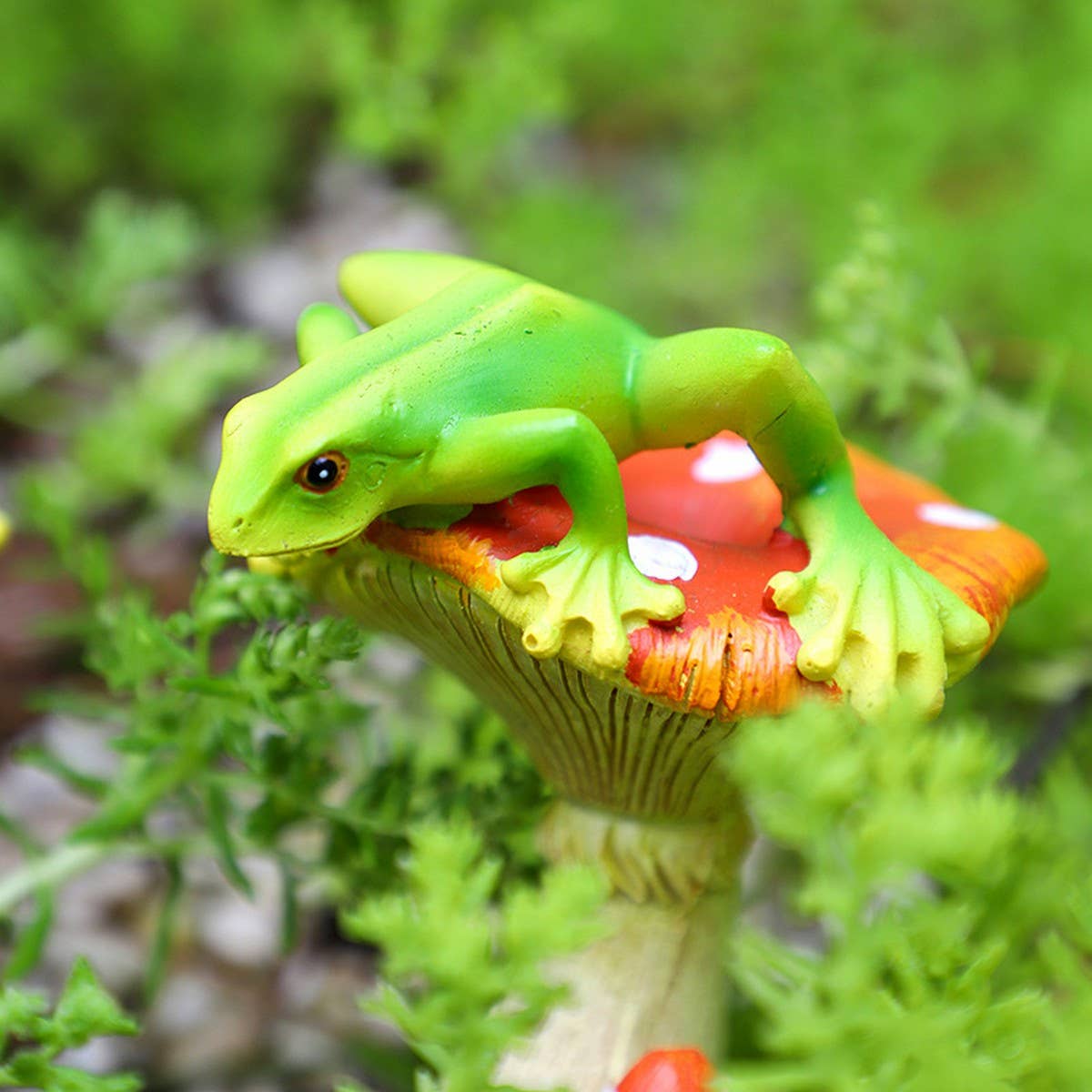 Resin Frog and Mushroom Garden Decor_CWAJE5292