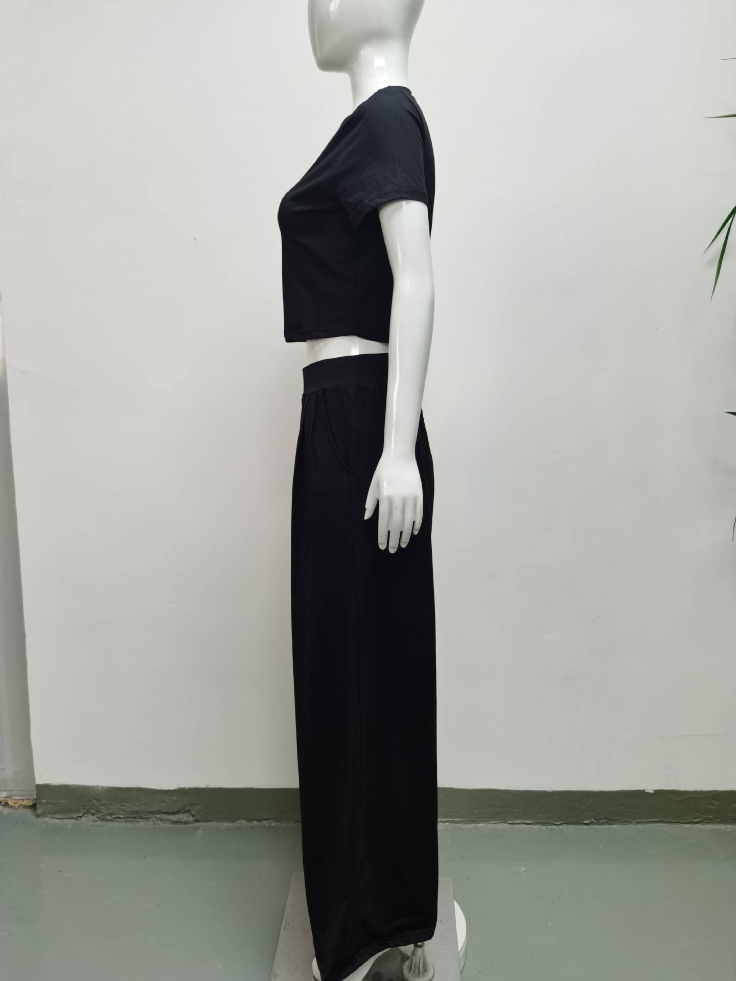 SHORT TOP WIDE LEG PANTS TWO-PIECE SET
