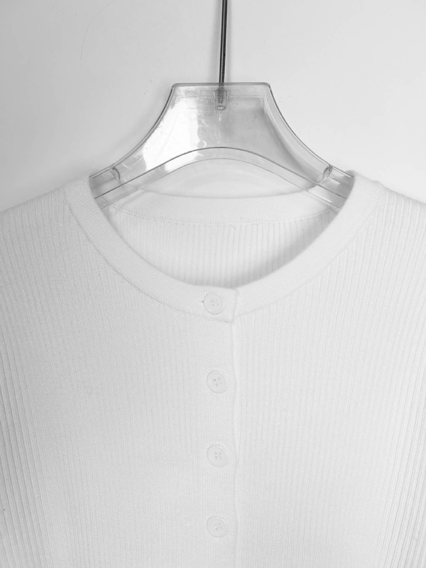 Solid-color threaded button round-neck cardigan