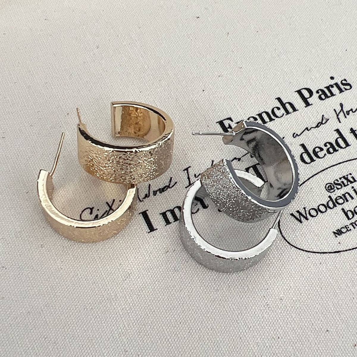 LIGHT LUXURY CURVED EARRINGS