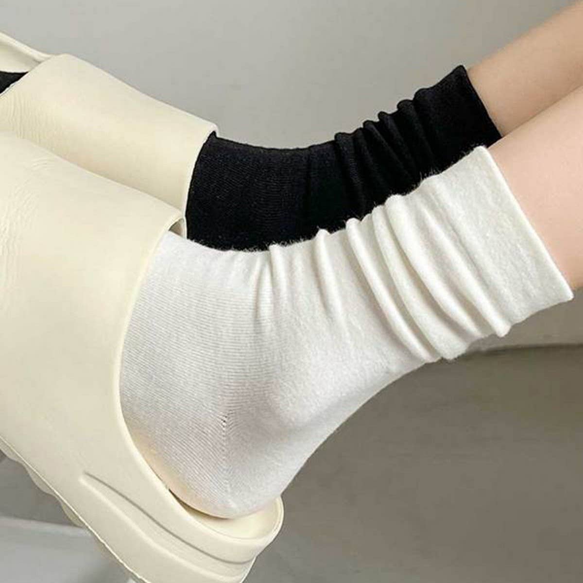 SOLID COLOR BONELESS SOCKS STACKED MID-TUBE SOCKS_CWMS1116
