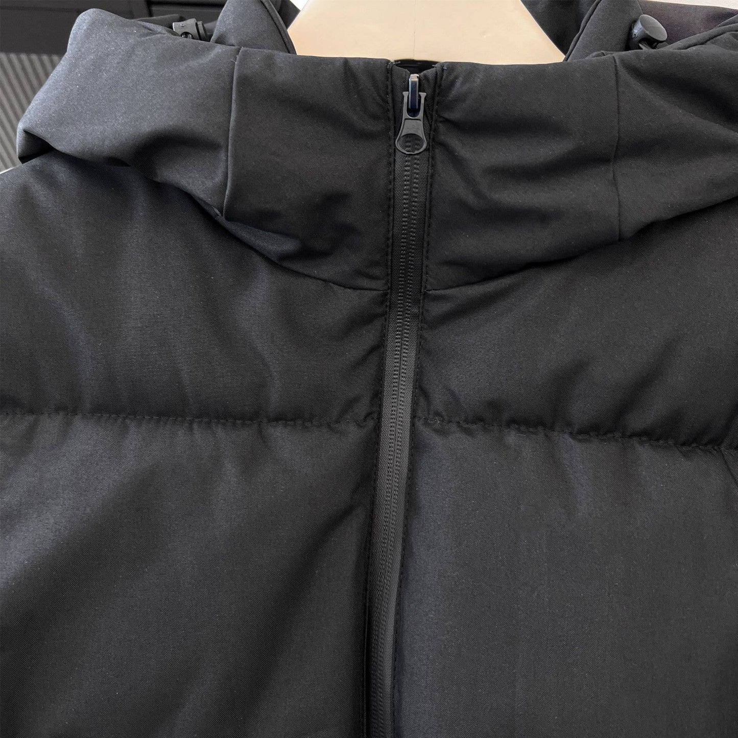 Wear a windproof hooded short warm bread jacket