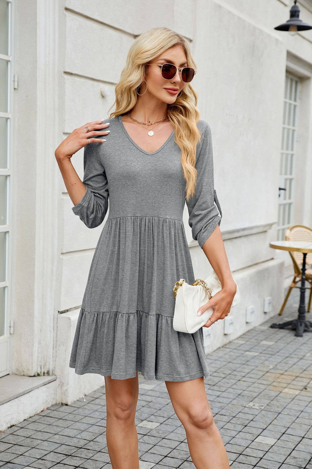 Solid color dress with V-neck pleats and ruffles