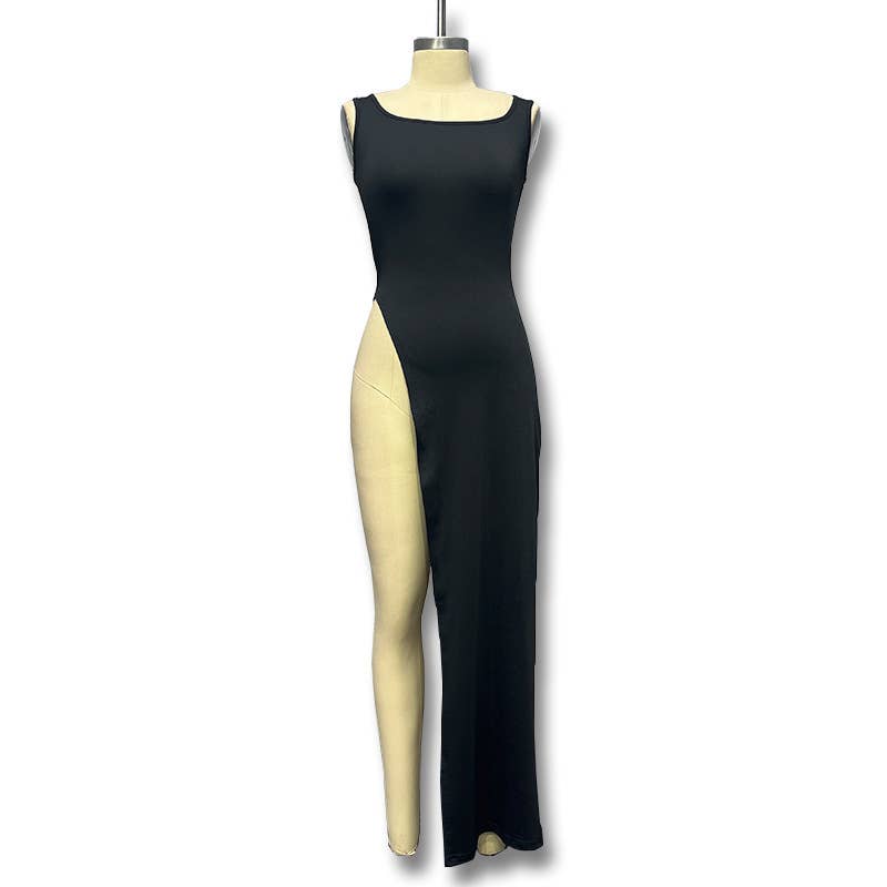 Figure-hugging slit dress with a sense of design