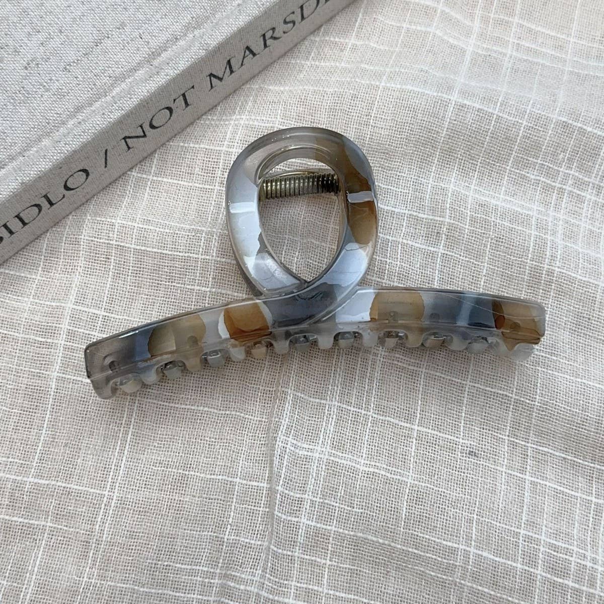 Elegant Marble Hair Claw - Gradient Pattern Clip