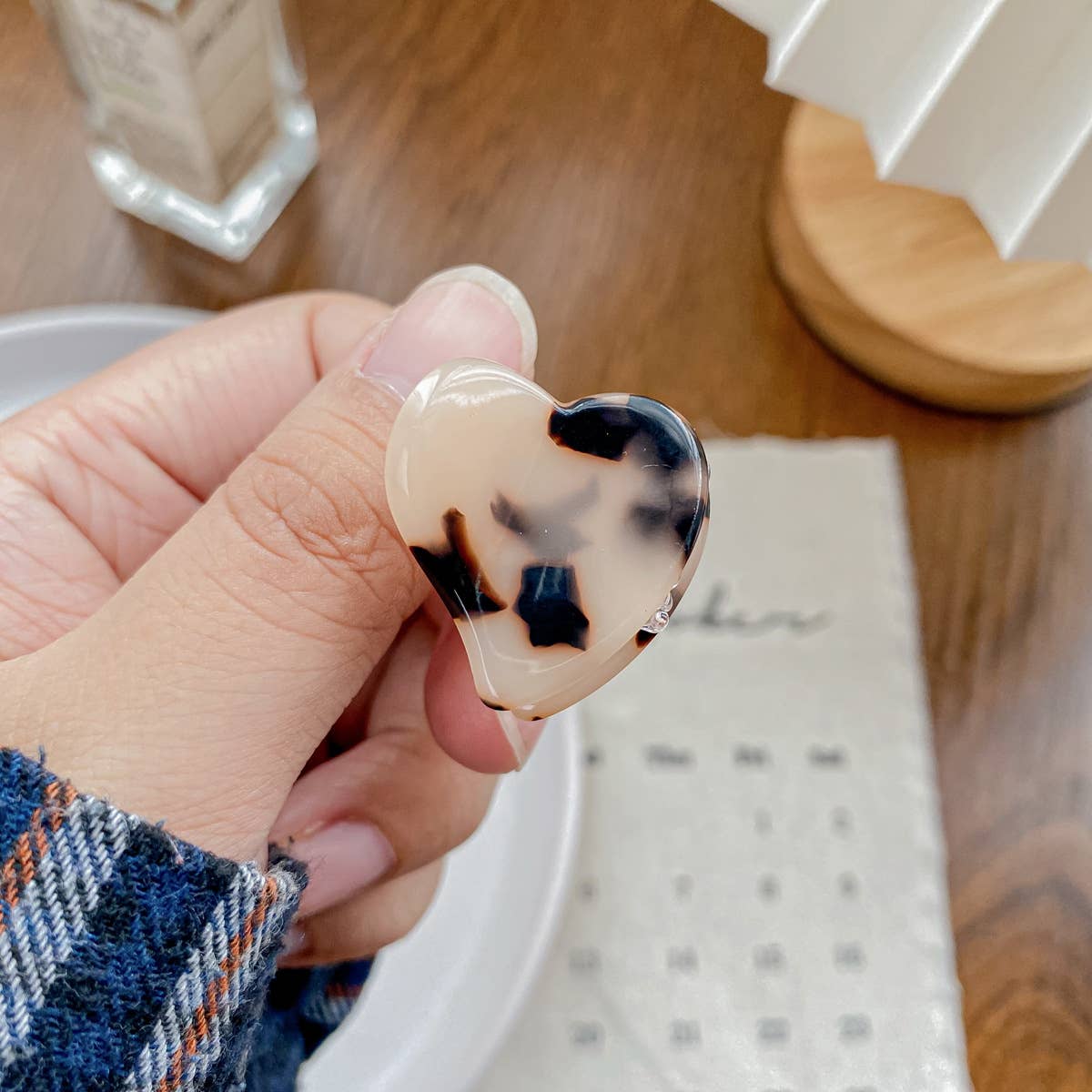 Cute acetic acid heart-shaped small clipper