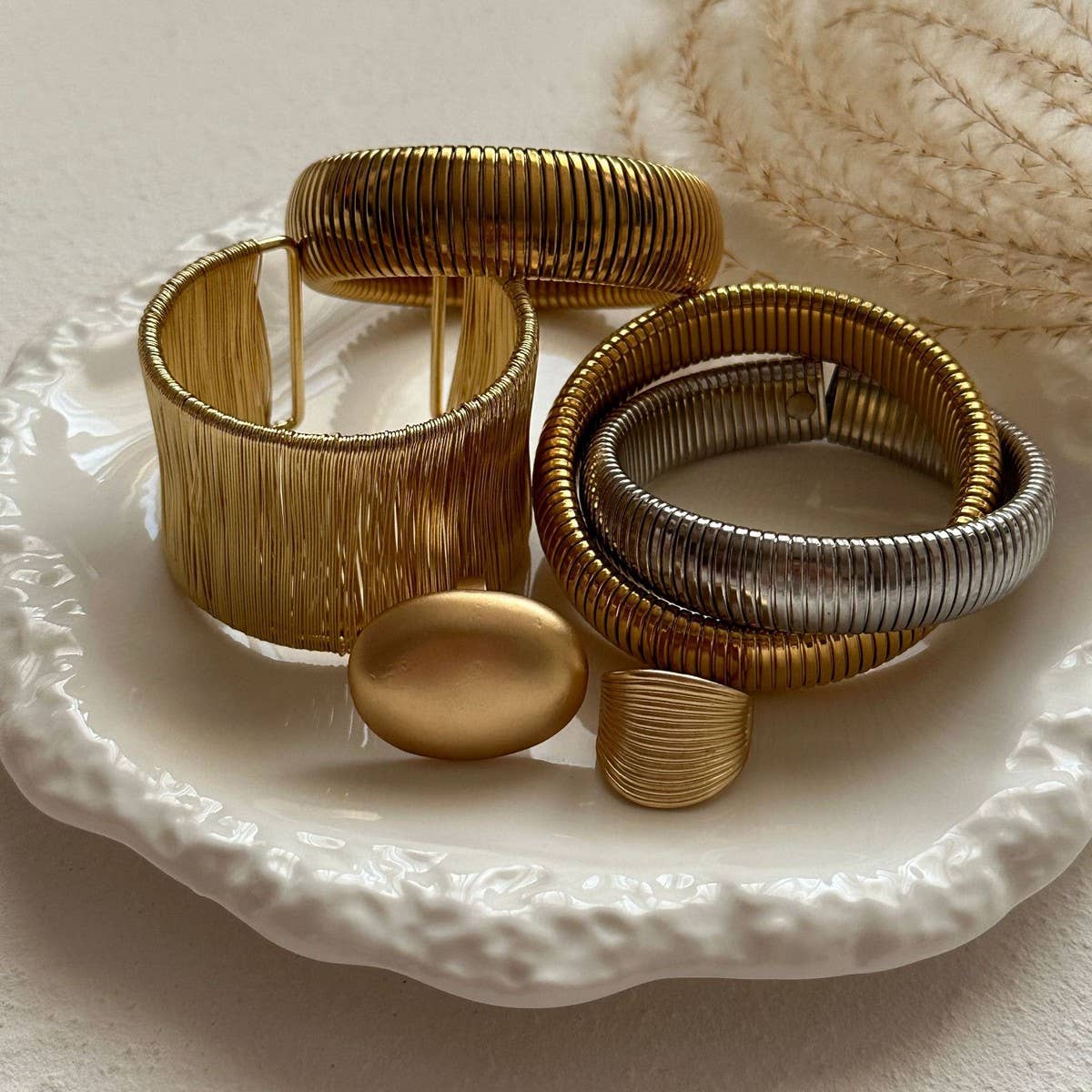 FASHIONABLE SMOOTH SPRING BRACELET FOR WOMEN