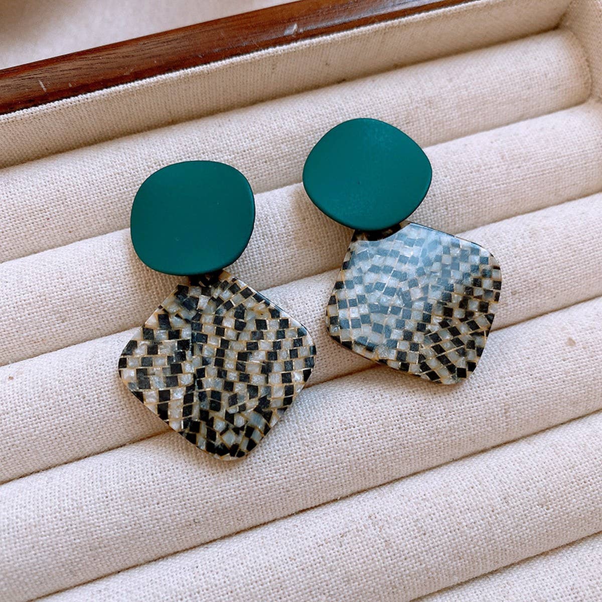 SIMPLE DIAMOND BLACK AND WHITE CHECK EARRINGS_CWAJE2472