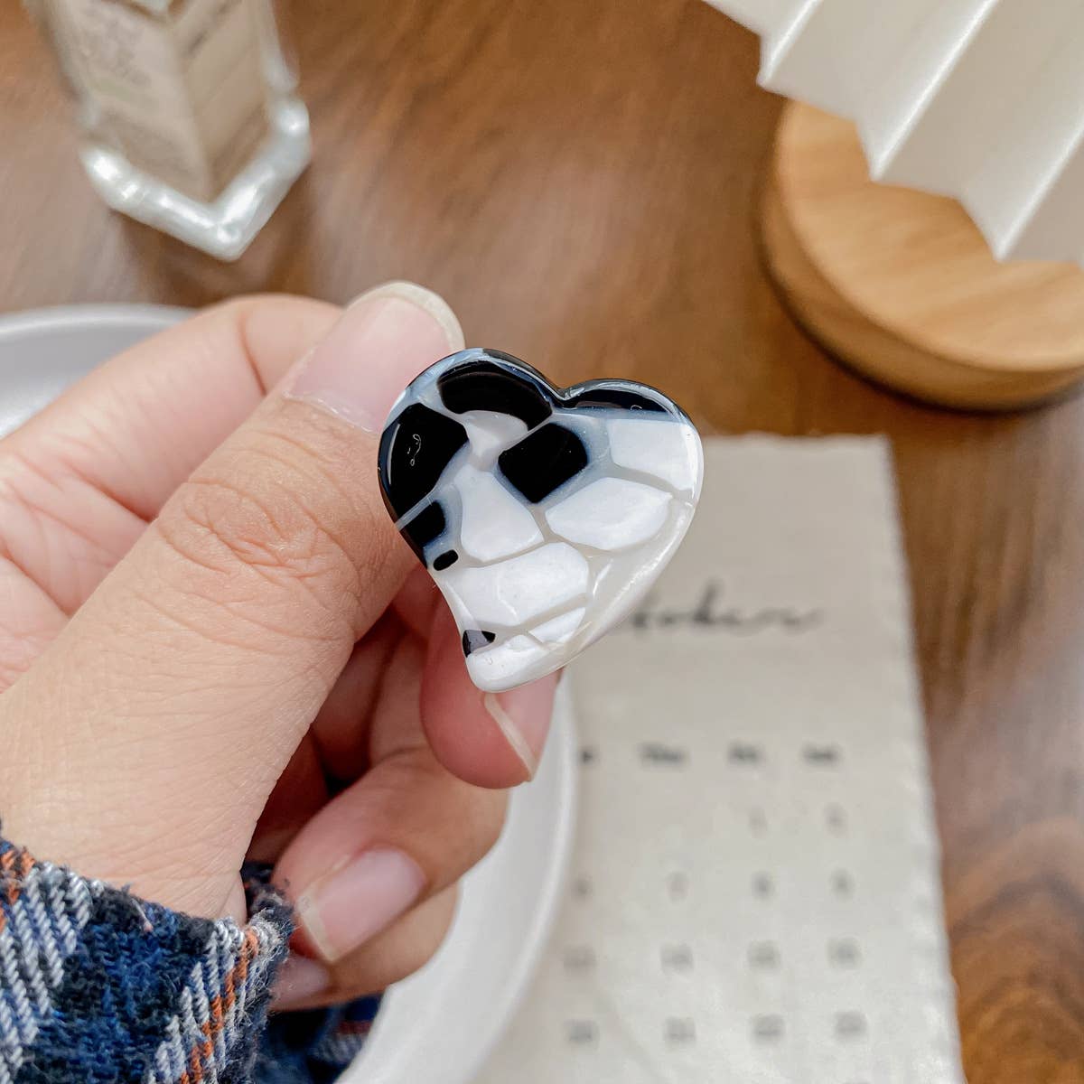 Cute acetic acid heart-shaped small clipper