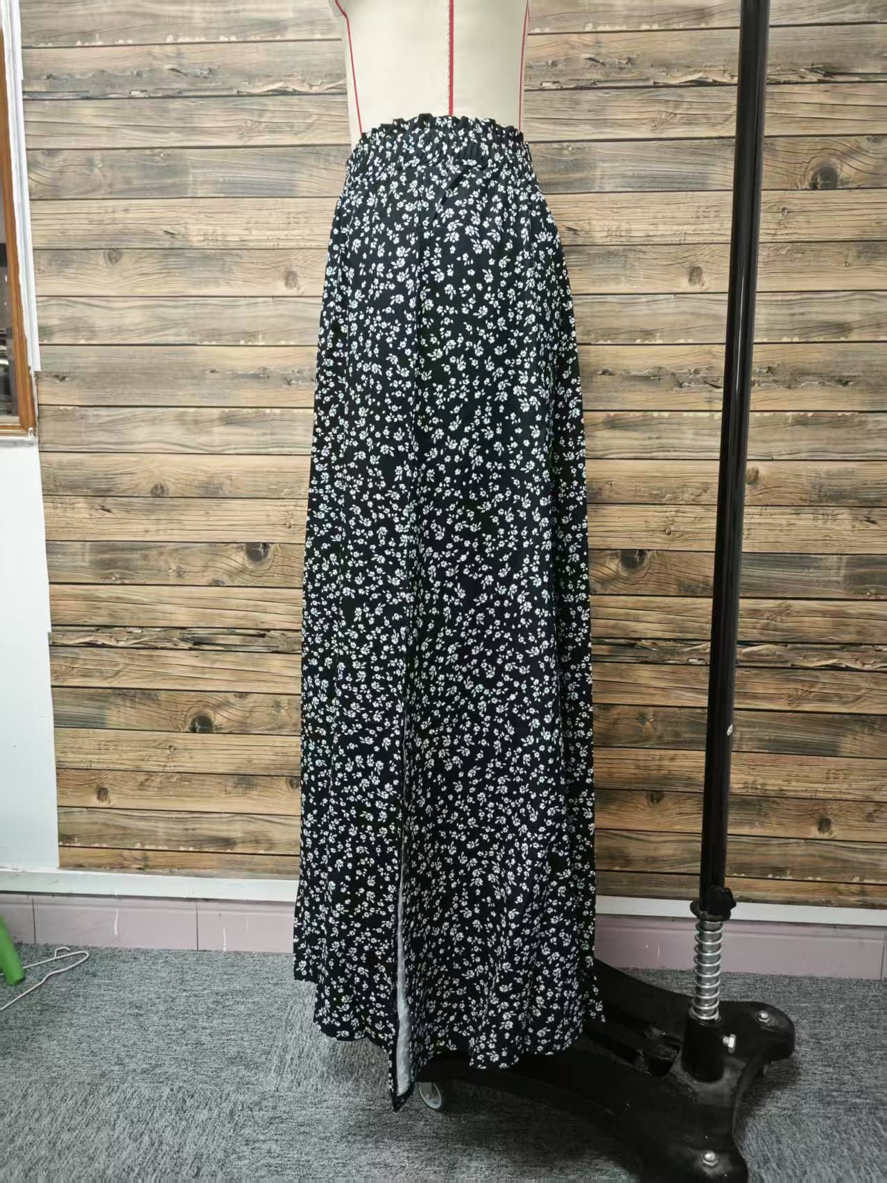 Slit A-line body-hugging mid-waist floral skirt