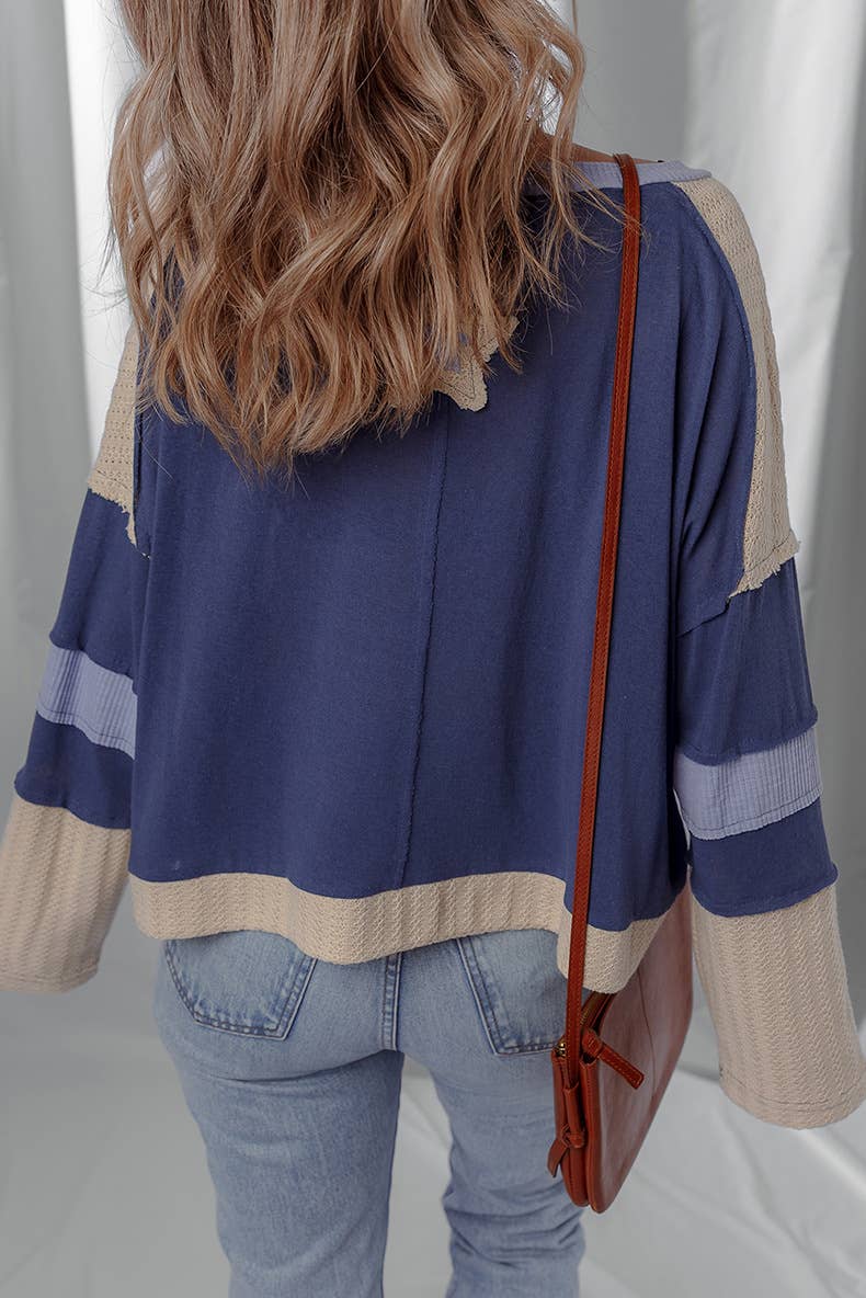 Round neckline in contrasting colors knit top