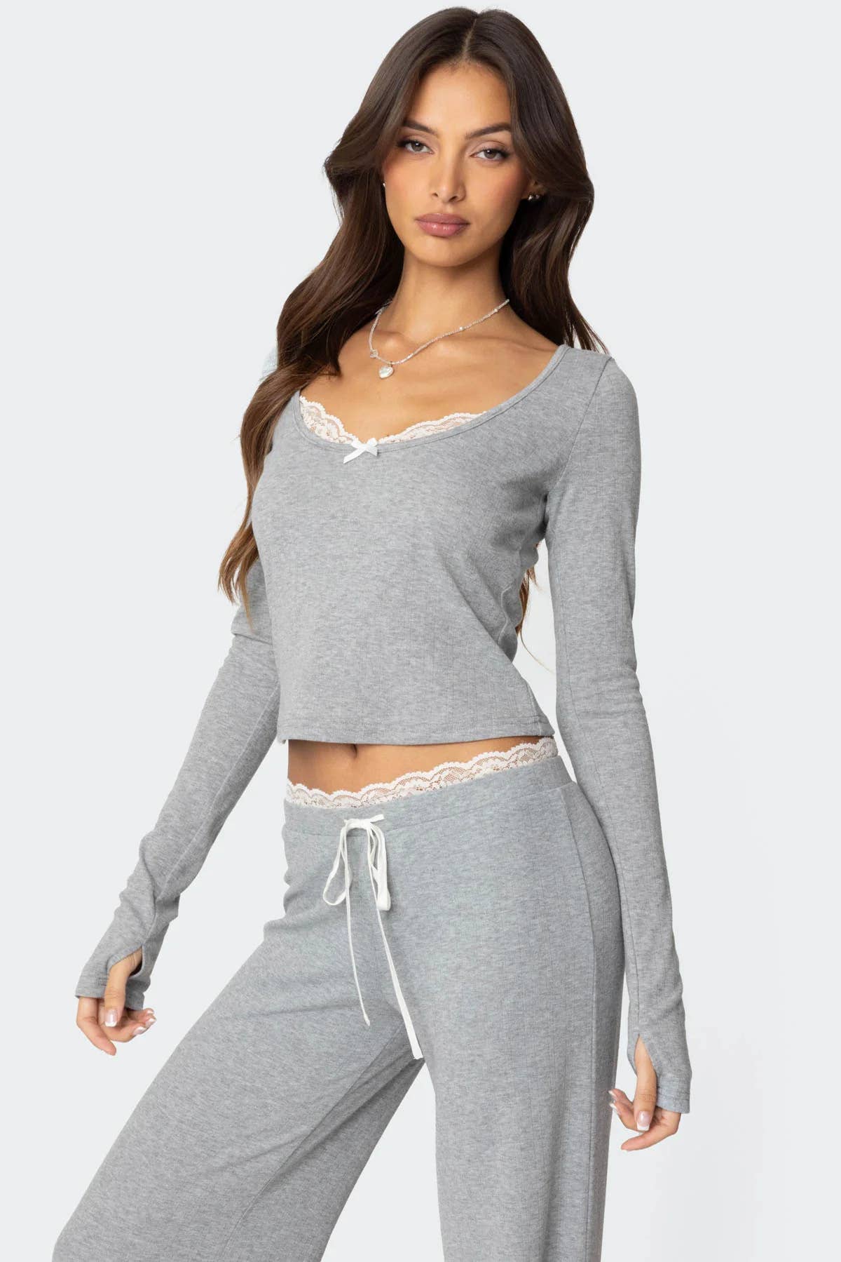 A form-fitting square-neck knitted casual suit