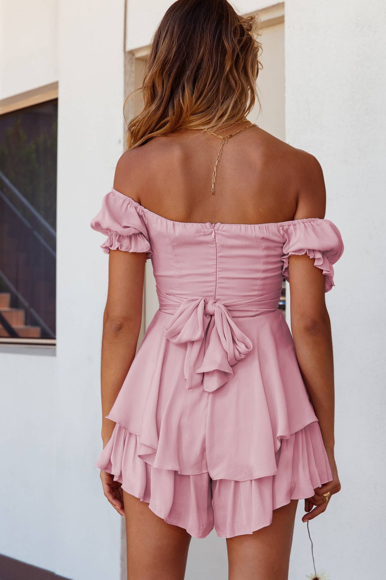 Solid-color one-shoulder lantern-sleeved dress